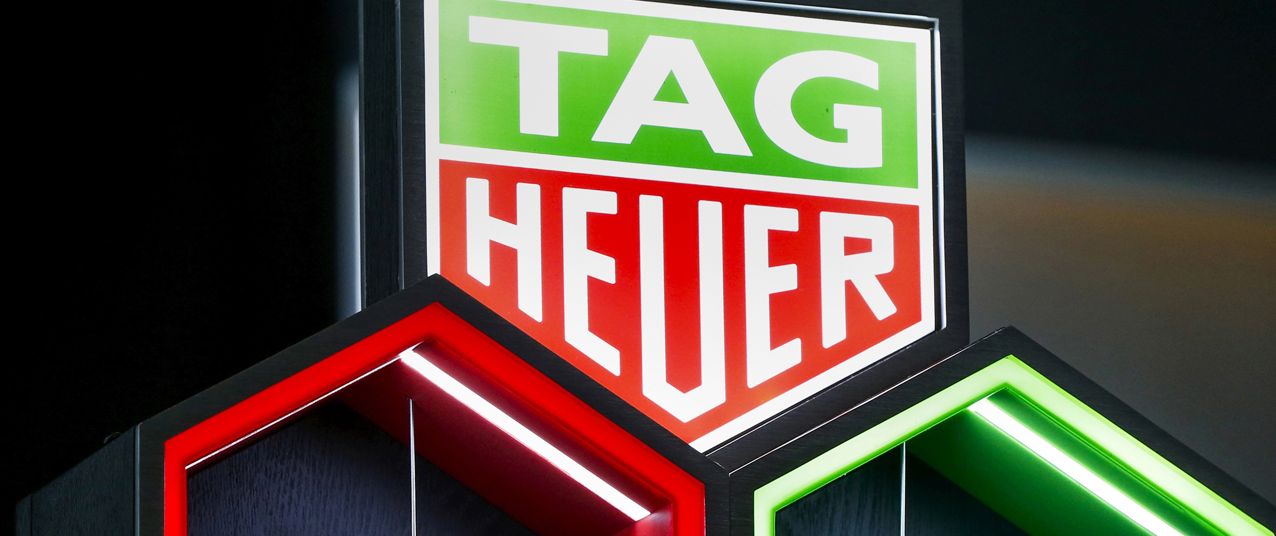 TAG HEUER CONNECTED WATCH DISPLAY – Outform